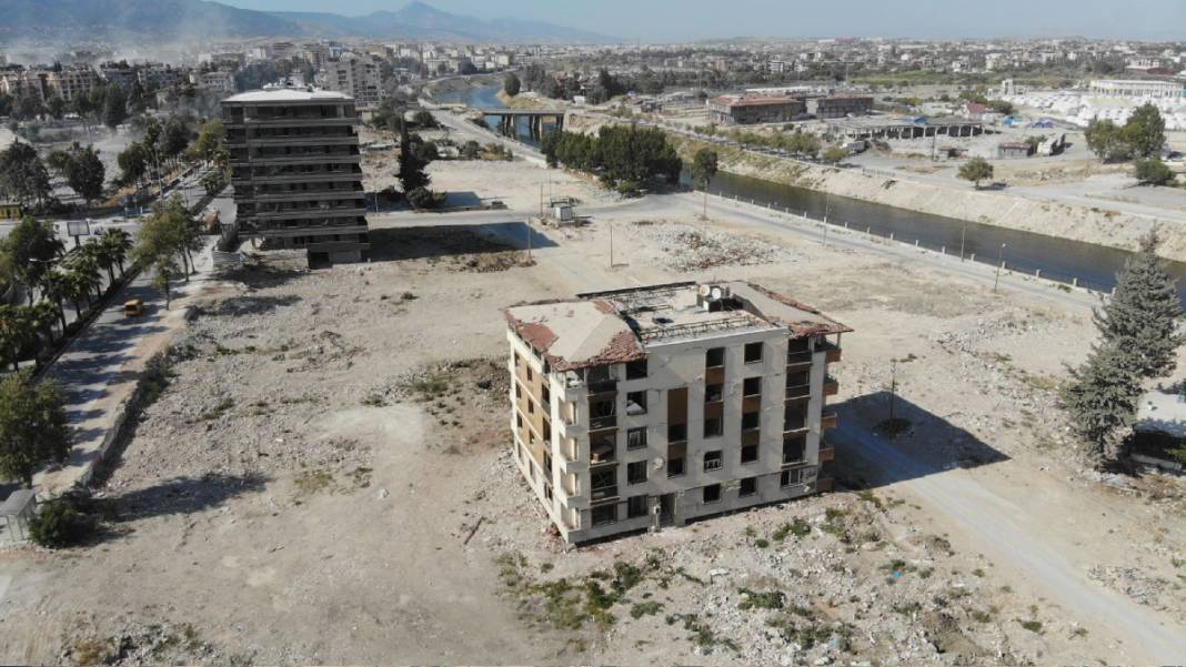 1 dakikada yok oldu... Enkaz kalktıkça yıkım ortaya çıkıyor 3